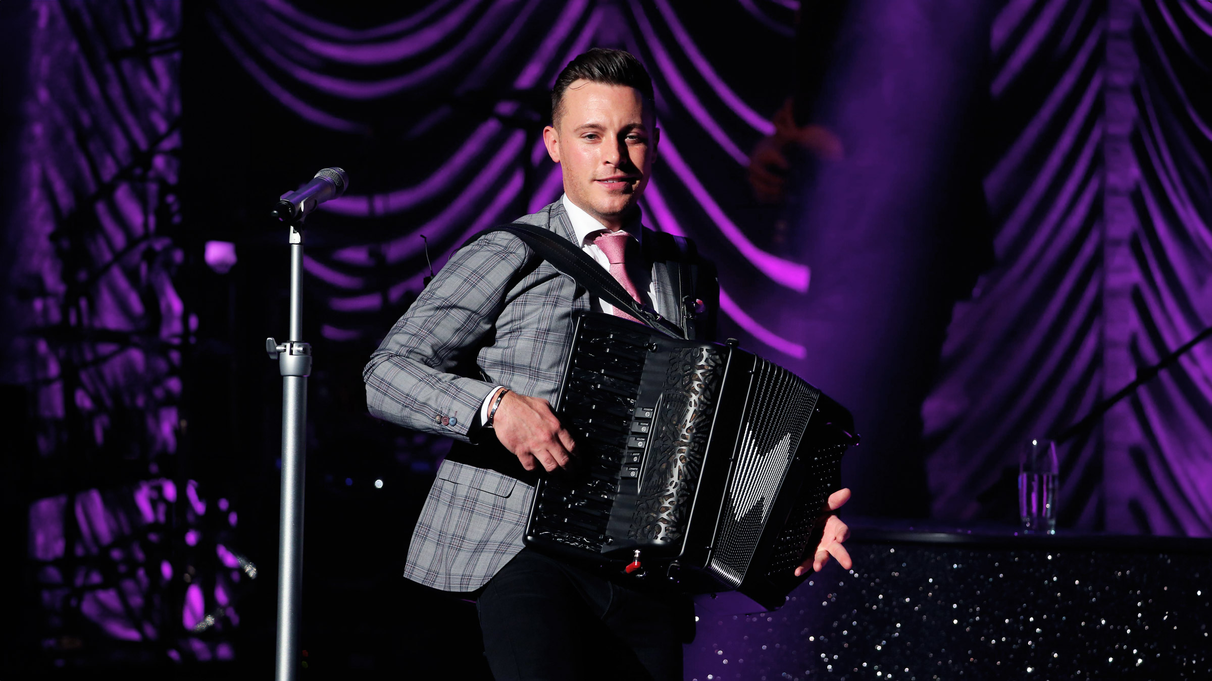 Nathan Carter live
